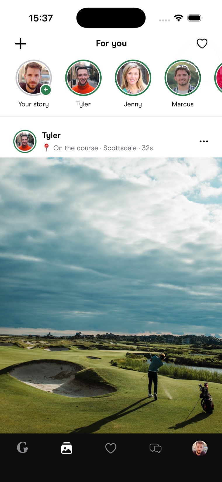 Le feed du Clubhouse : le rail de stories et un post photo sur le parcours